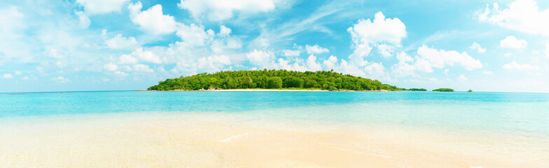 Papier peint photo Île Panorama d'une île tropicale isolée  © nevodka.com
