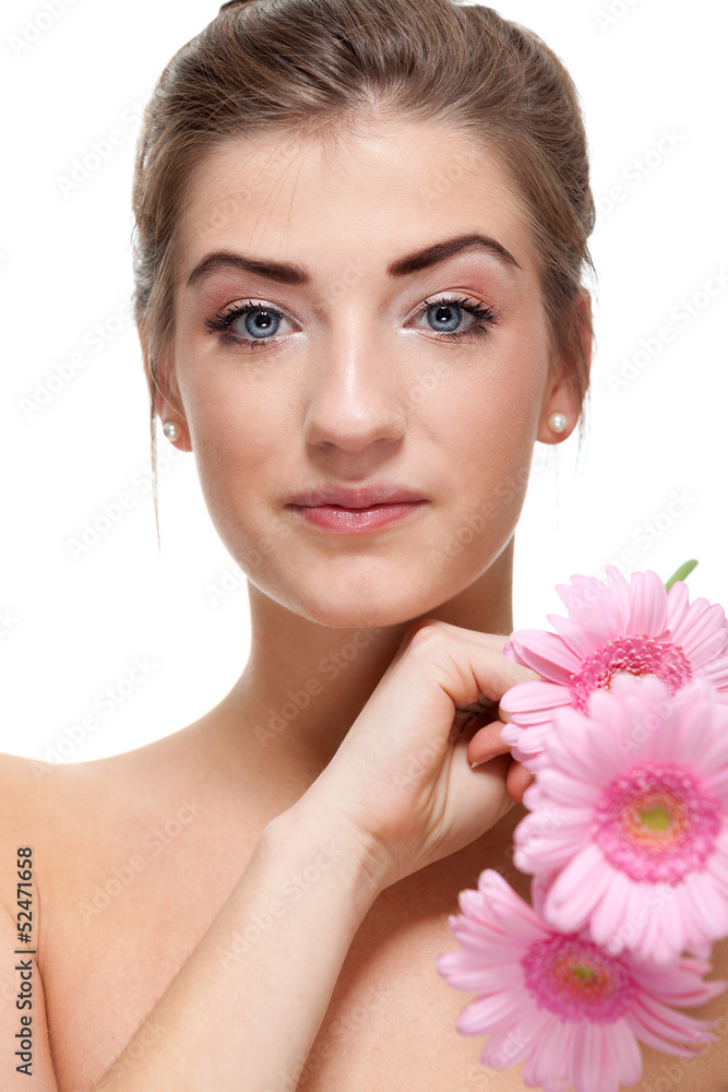 Attraktive junge brünette Frau mit Blume Gerbera Isoliert Attraktive junge brünette Frau mit Blume Gerbera Isoliert