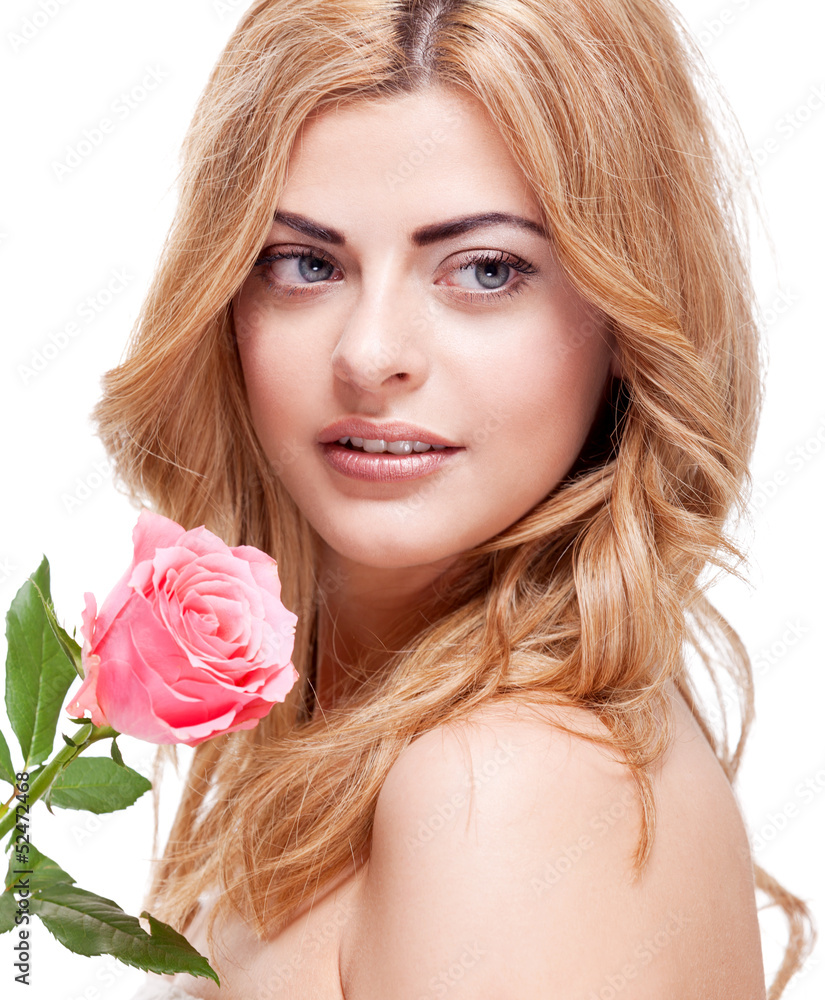 Attraktive junge blonde Frau mit Blume Rose Isoliert Attraktive junge blonde Frau mit Blume Rose Isoliert