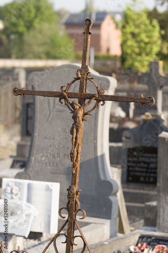 Ancienne croix dans un cimetière photo