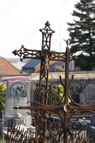 Vieille croix dans un cimetière photo