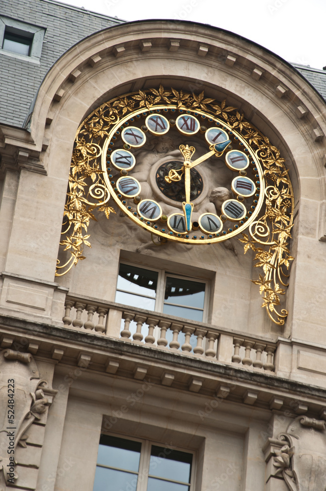 Horloge dorée sur immeuble parisien