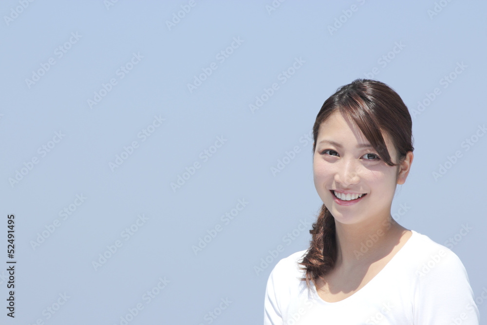空と若い女性