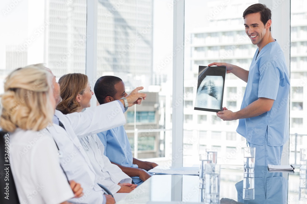 Obraz premium Doctor explaining a radiography