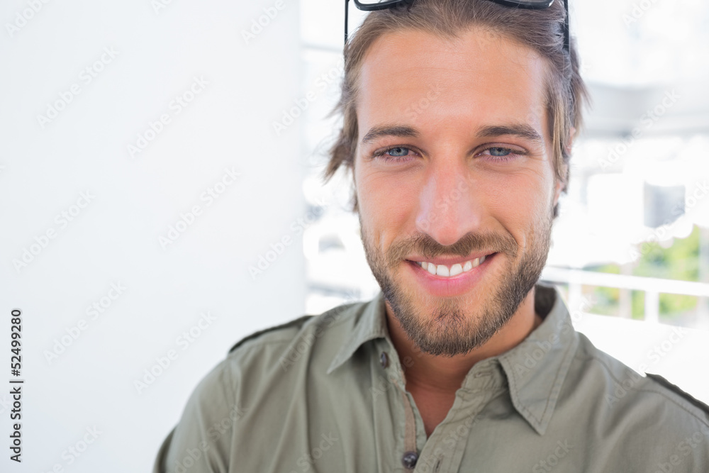 Obraz premium Cheerful man in creative office