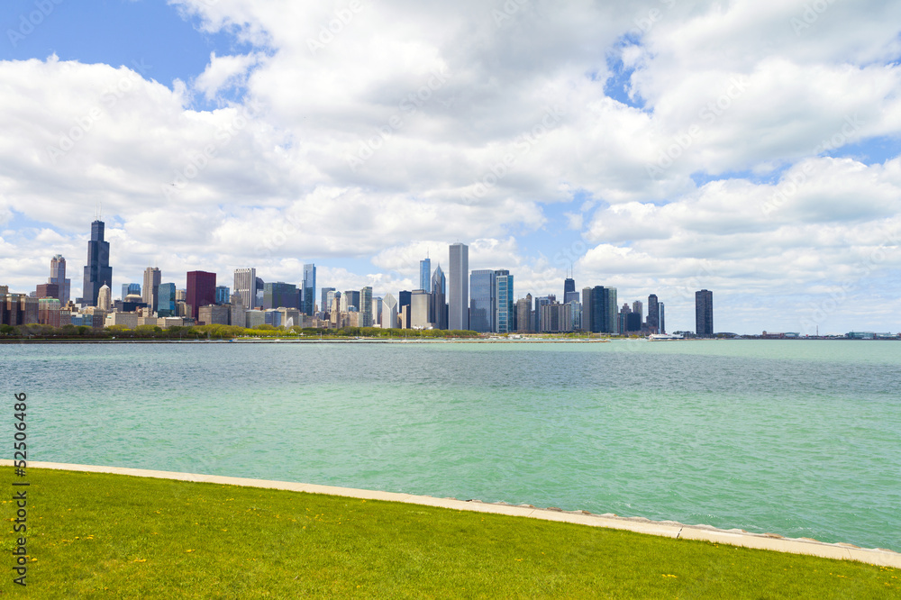 Obraz premium bicycle path with downtown chicago