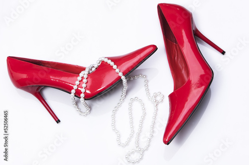Roter Stiletto und Perlenkette