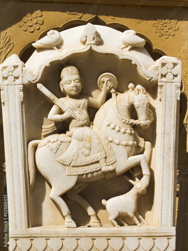 Sculpture en marbre d'un cavalier dans un cénotaphe.