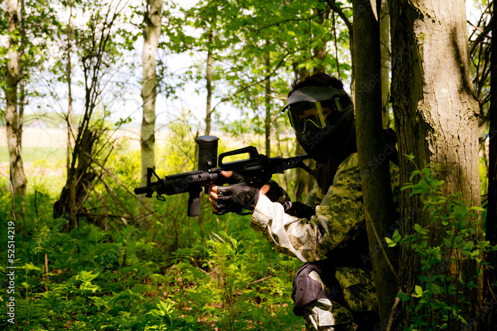 Fototapeta premium men playing paintball