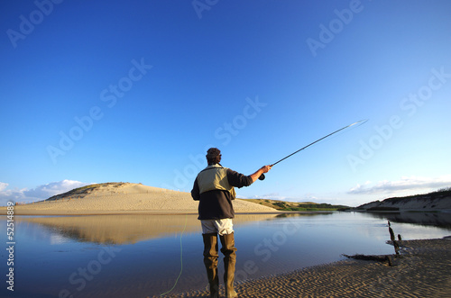 pêcheur à l'embouchure du courant d'huchet - landes