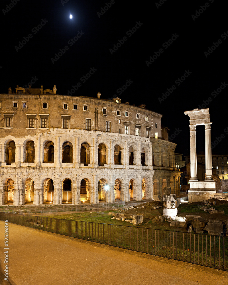 Roma, il Teatro di Marcello di notte