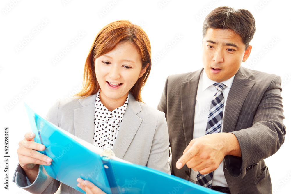 笑顔のビジネスマンとOL