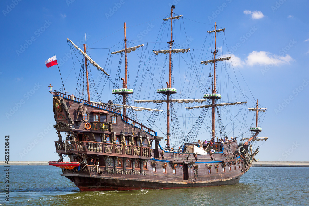 Naklejka premium Piracki statek galeon na wodzie Morza Bałtyckiego w Gdyni