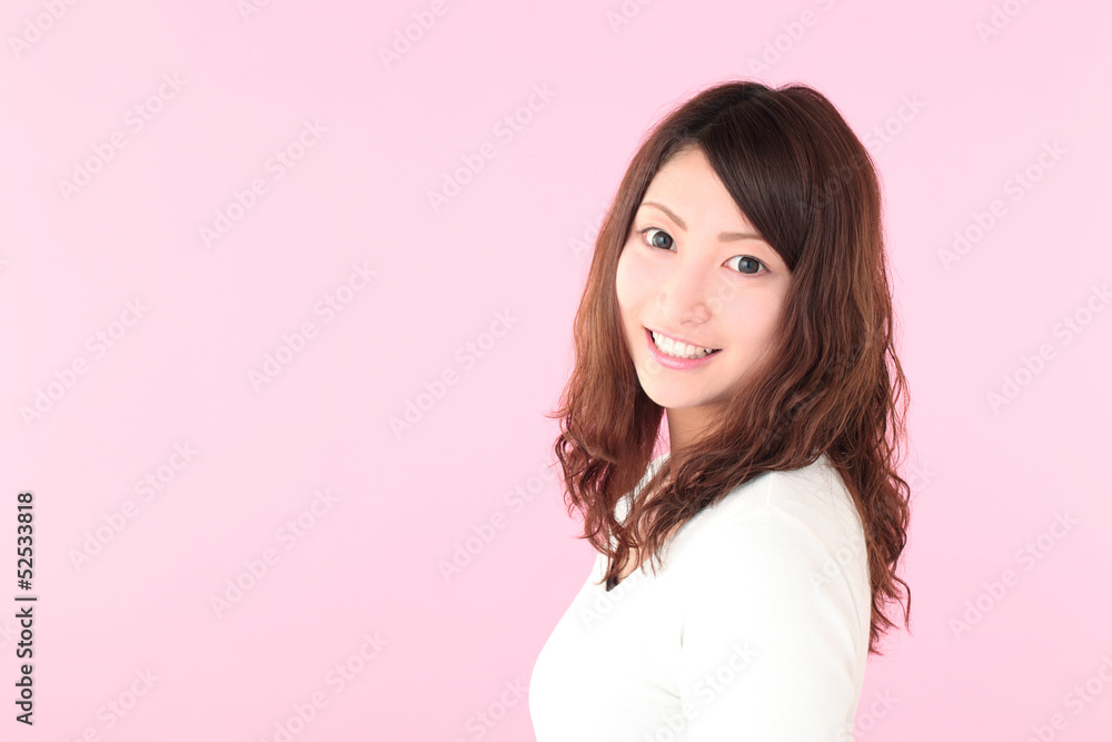 笑顔の若い女性 笑顔の若い女性