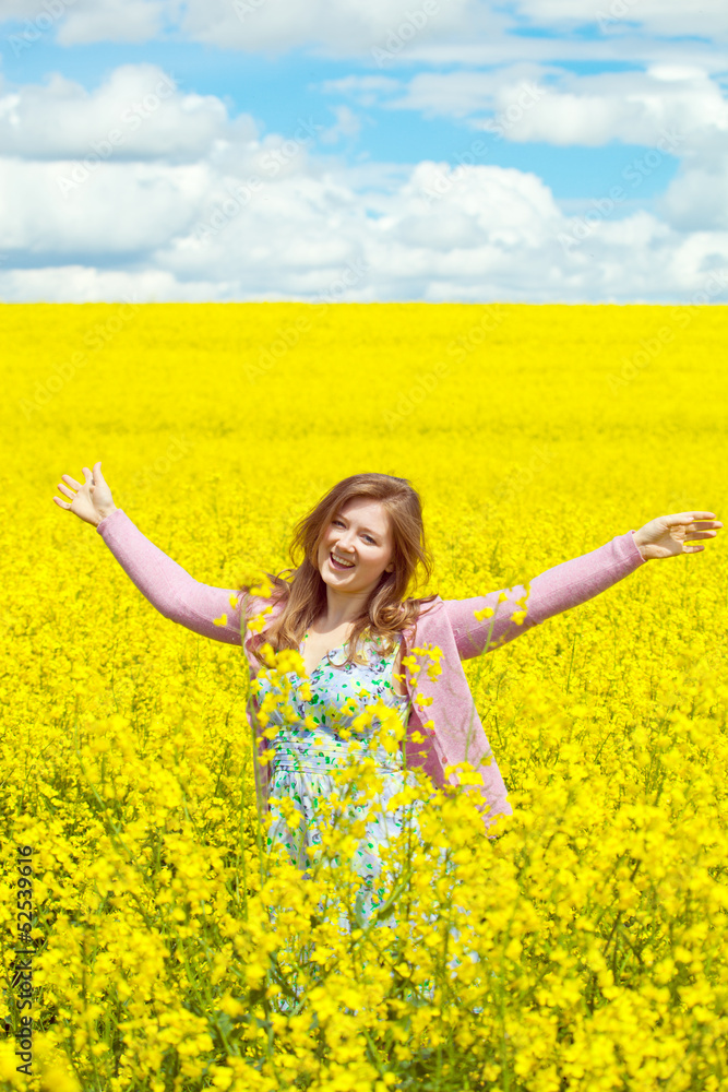 frau im blumenfeld frau im blumenfeld