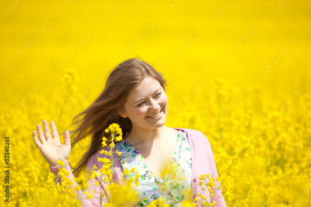frau im blumenfeld frau im blumenfeld