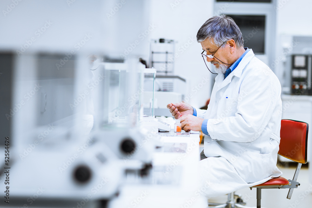 Senior male researcher carrying out scientific research in a lab - obrazy, fototapety, plakaty 