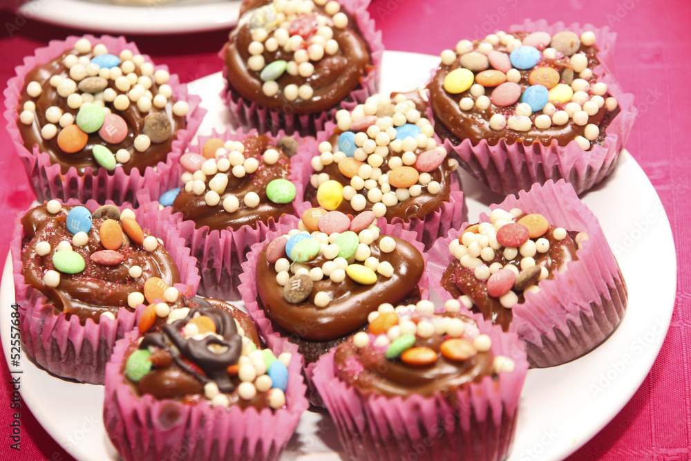 Plato con cupcakes, magdalenas decoradas