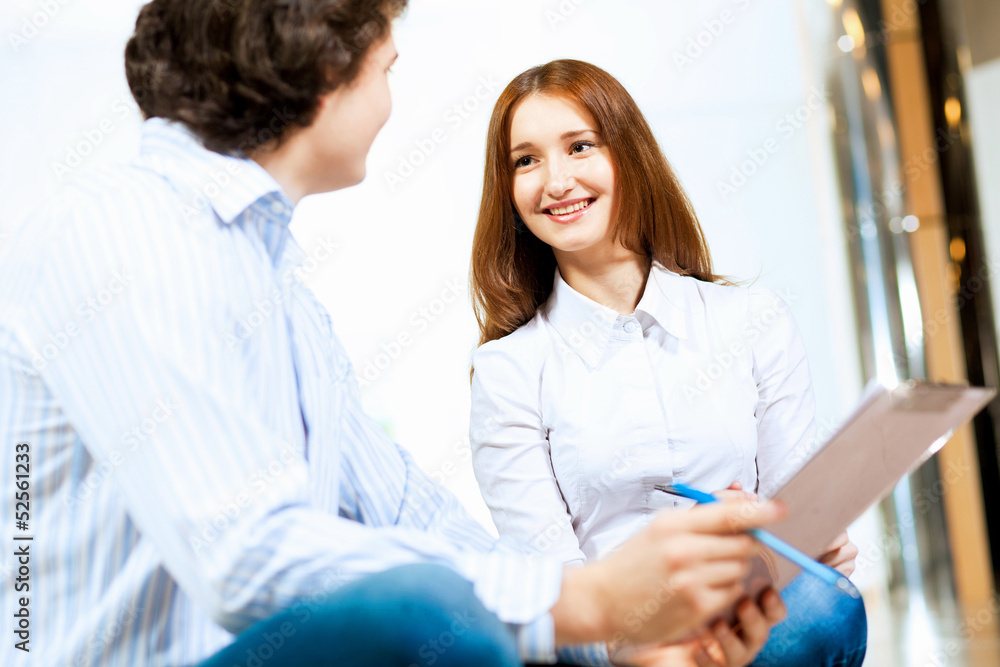 Obraz premium Two students smiling