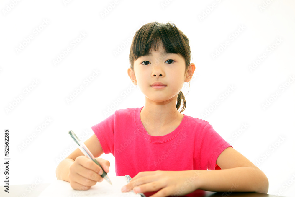 勉強に励む女の子 勉強に励む女の子