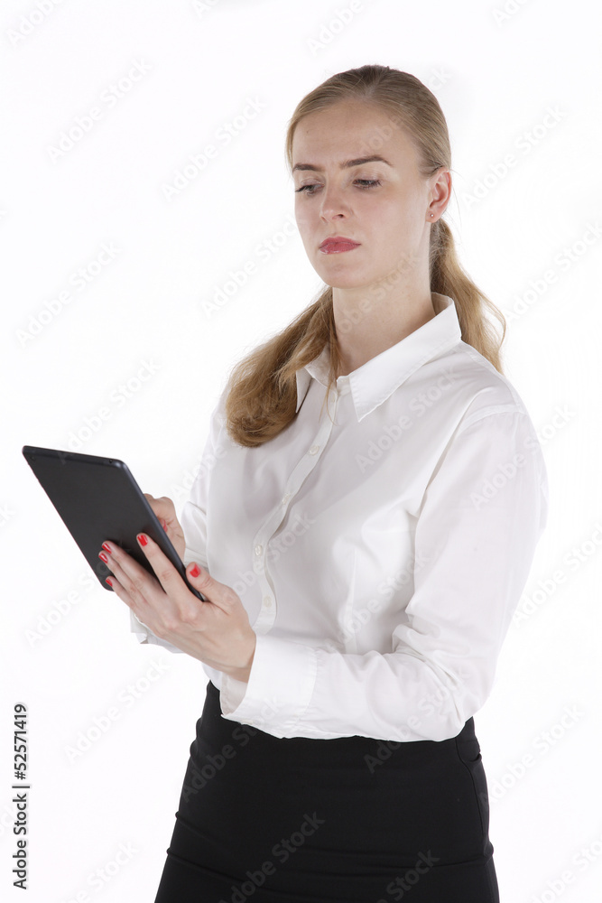 kobieta trzymajaca tablet w ręce - obrazy, fototapety, plakaty 