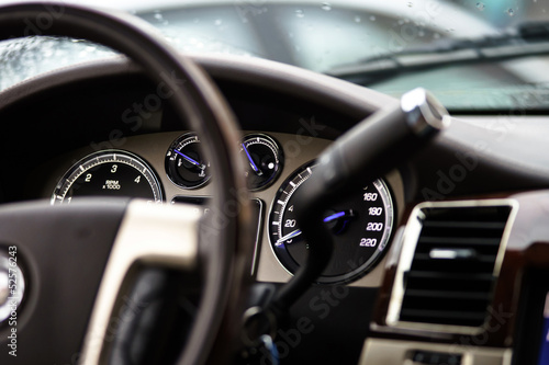 Luxury car dashboard © 31etc