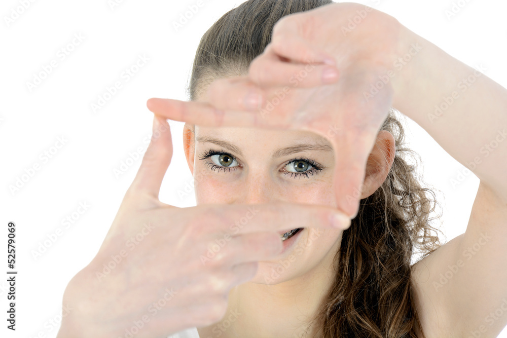 Fototapeta premium Schülerin formt Daumen und Zeigefinger zu Kasten