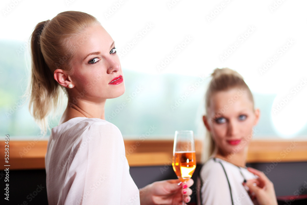 weibliche Models posieren mit einem Sektglas weibliche Models posieren mit einem Sektglas