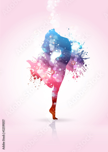 Ragazza che balla con schizzi di colore