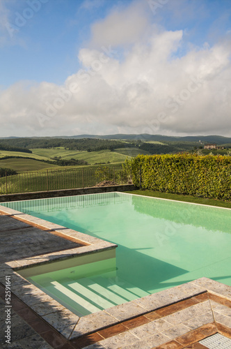 piscina su colline toscane © canebisca
