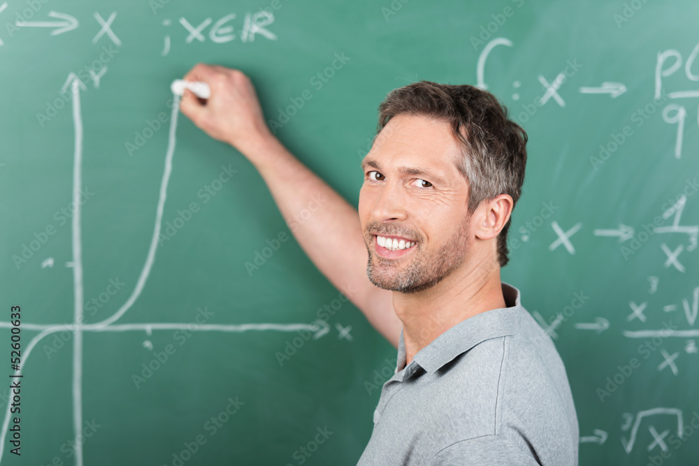 lehrer schreibt matheaufgabe an die tafel lehrer schreibt matheaufgabe an die tafel