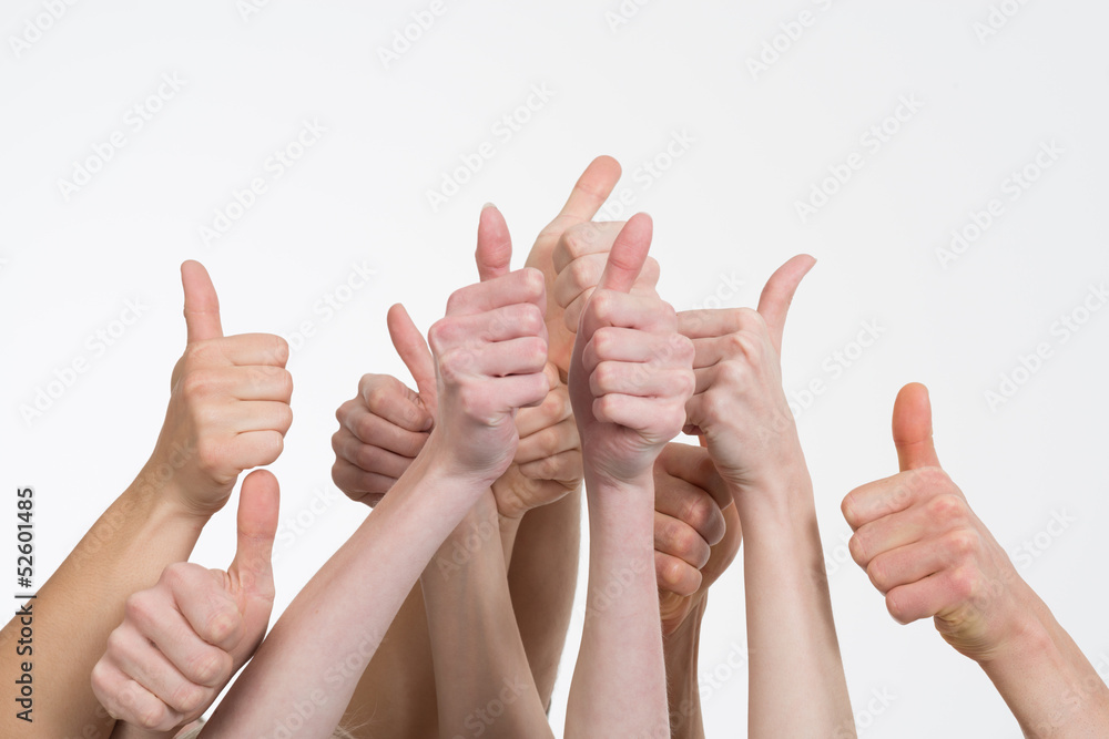 viele Daumen zeigen hoch