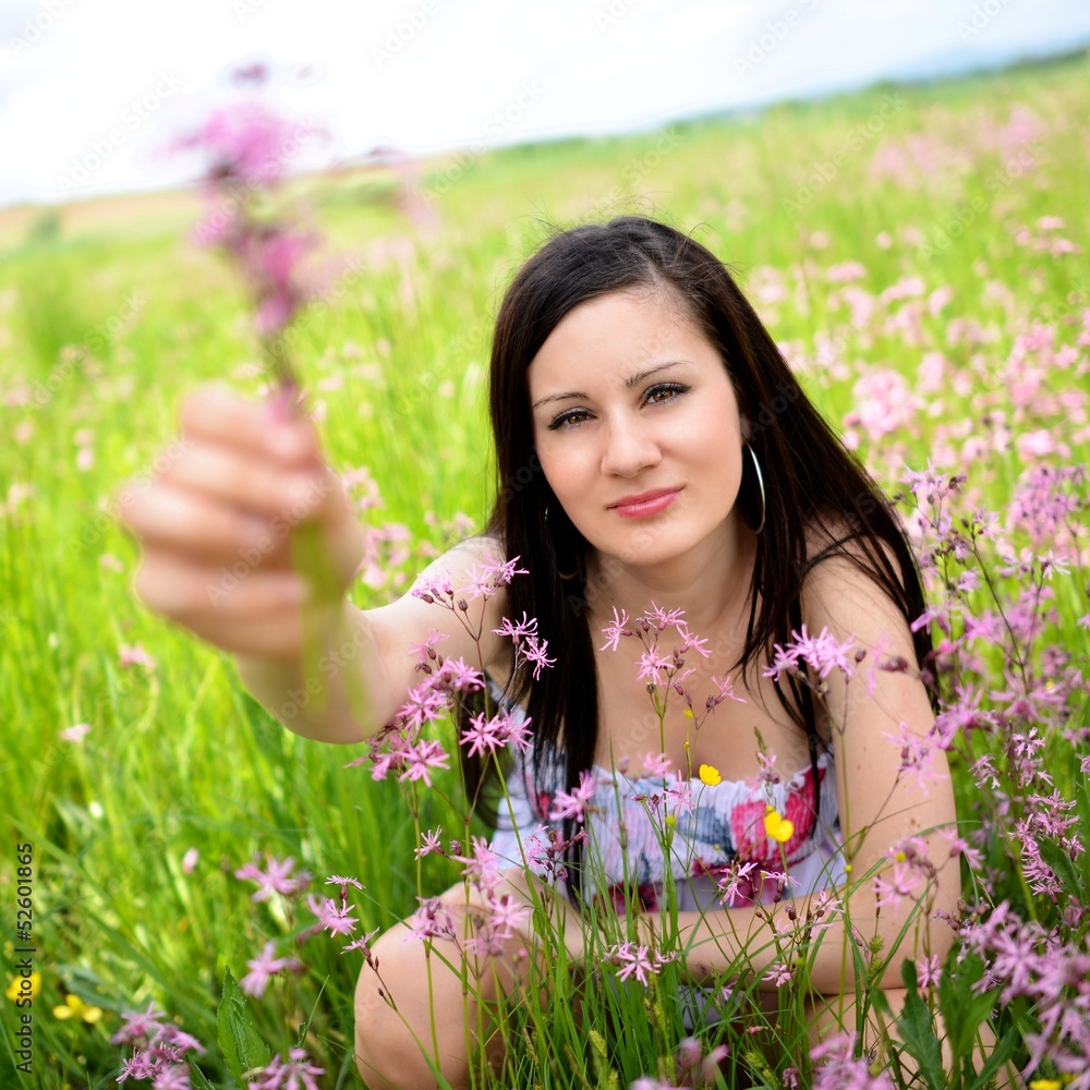 Belle jeune femme en plein air avec fleurs Belle jeune femme en plein air avec fleurs