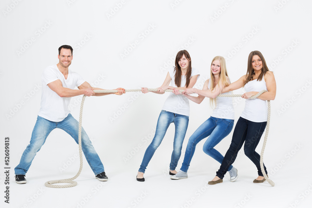 Naklejka premium Tauziehen in der Gruppe