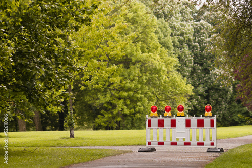 Eine Absperrbake im in grüner Parklandschaft photo