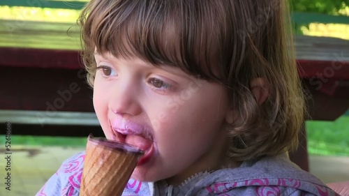 bambina mangia il gelato