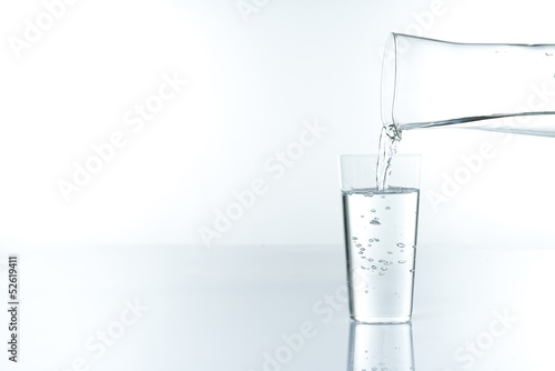 コップに水を注ぐ