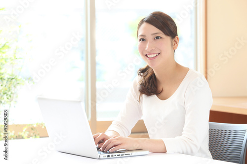 パソコンと若い女性