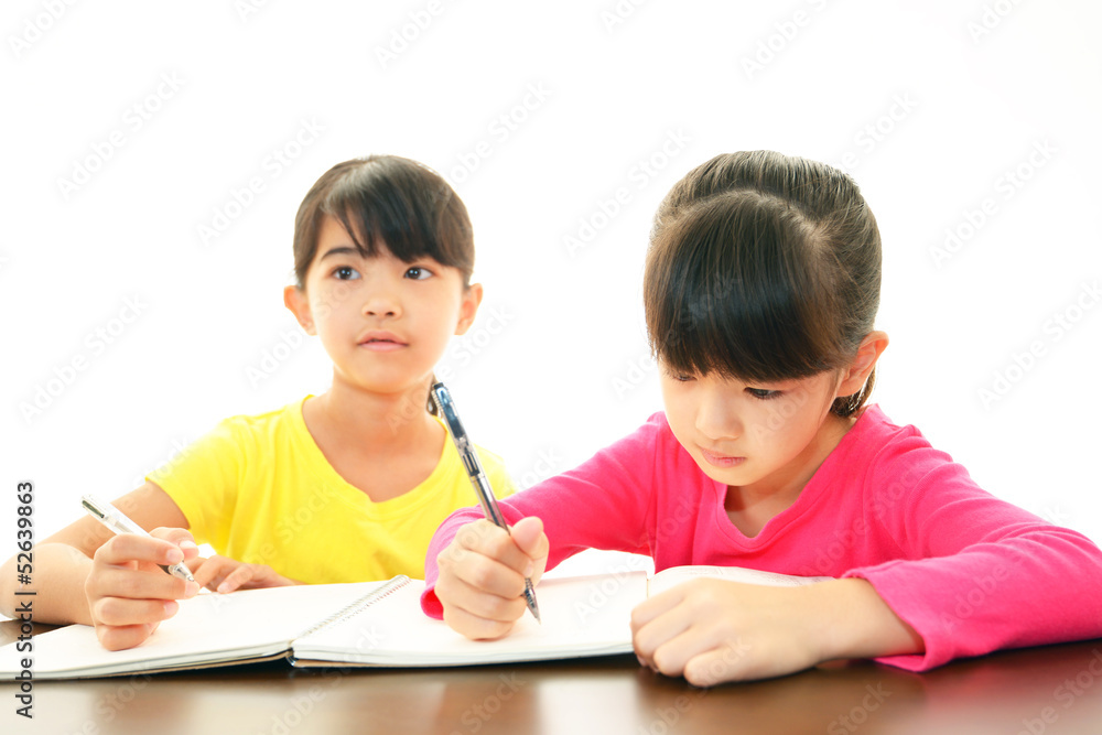 勉強に励む女の子たち 勉強に励む女の子たち
