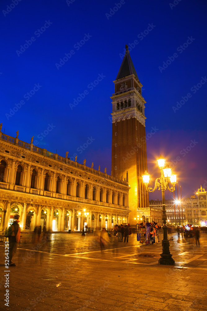 Nachtansicht vom Markusplatz in Venedig
