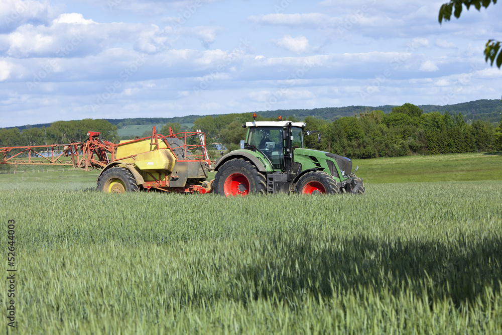 Fototapeta premium Traktor im Getreidefeld