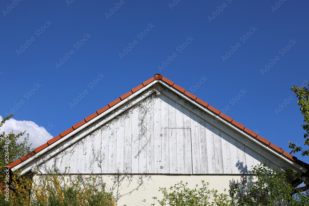 Giebel vor blauem Himmel