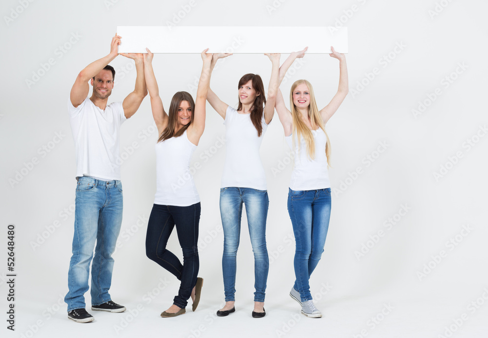 Obraz premium junge Leute halten Werbeschild