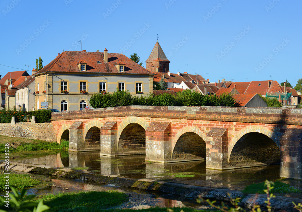 Dorf mit Brücke / Burgund, Frankreich