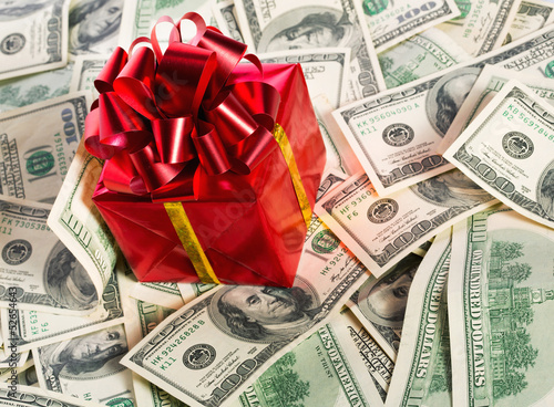 Canvas Print Gift box on heap of money