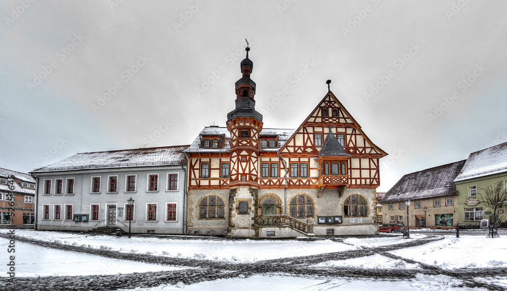 historisches Rathaus von Harzgerode im Winter