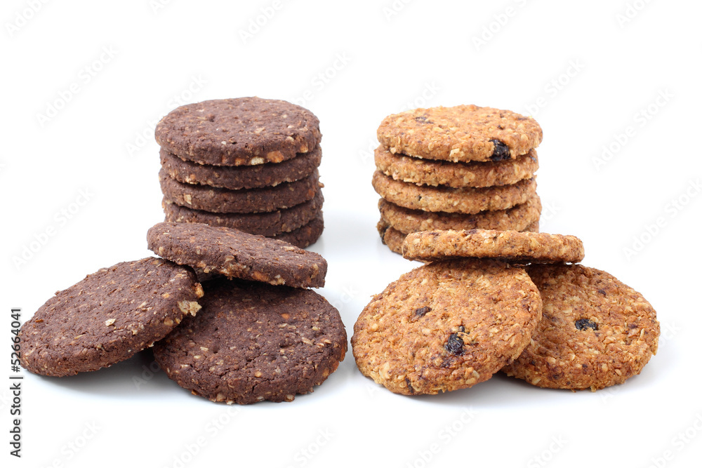 biscotti con cereali frutta e cacao su sfondo bianco biscotti con cereali frutta e cacao su sfondo bianco