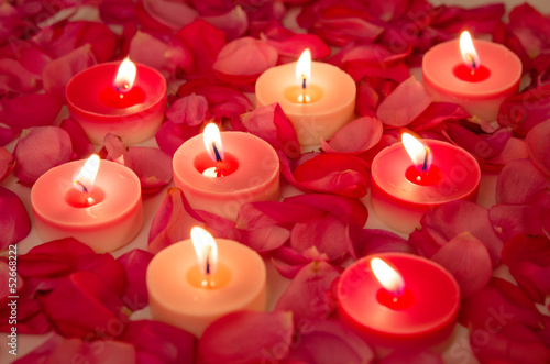 Kerzen im Rosenblütenblättermeer