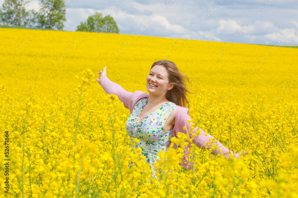 lachende frau im raps feld lachende frau im raps feld