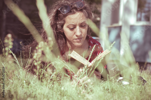 Cuadro en lienzo eastern hipster vintage woman reading book